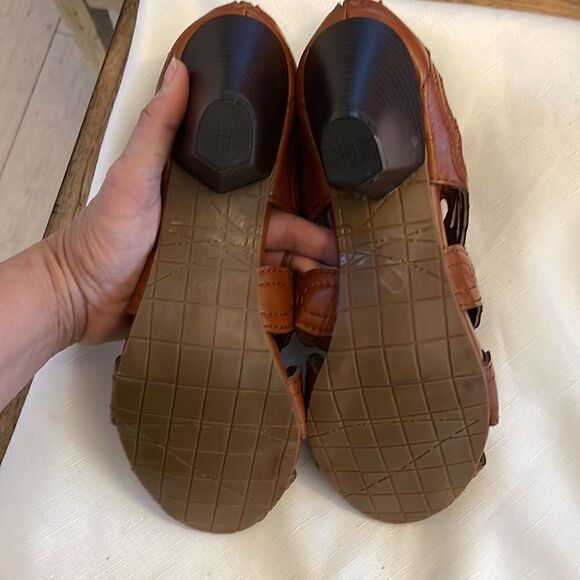 RASOLLI BROWN CUTOUT SHOOTIES. NEW IN BOX. - Picture 6 of 8